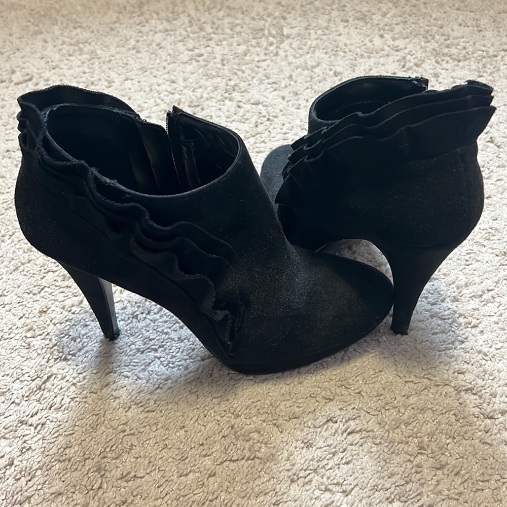 Velvet black boots